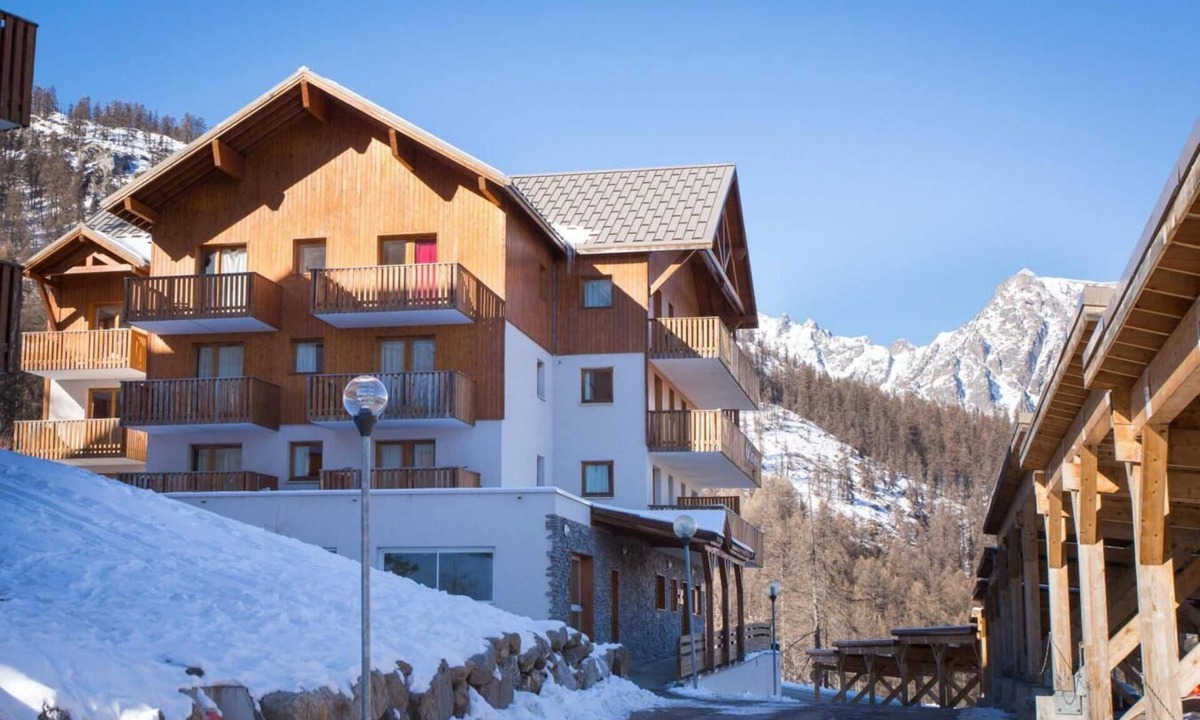 Puy-Saint-Vincent Apartment | Wifi, 3rd floor, swimming pool, balcony, parking, tv, ski locker, 35m², Puy-Saint-Vincent