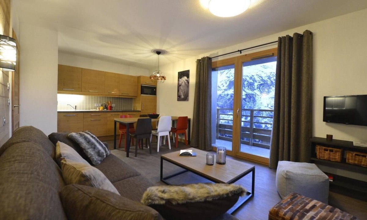 Les Menuires Apartment | Wifi, 50m from resort center, swimming pool, terrace, balcony, tv, ski locker, 58-65m², Les Menuires
