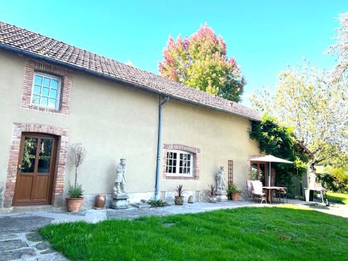 Bersac-sur-Rivalier House | Wisteria cottage