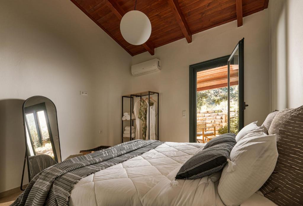 Palaiokastro Apartment | Yiamas Seaside Cottage in Paliokastro near Heraklion City