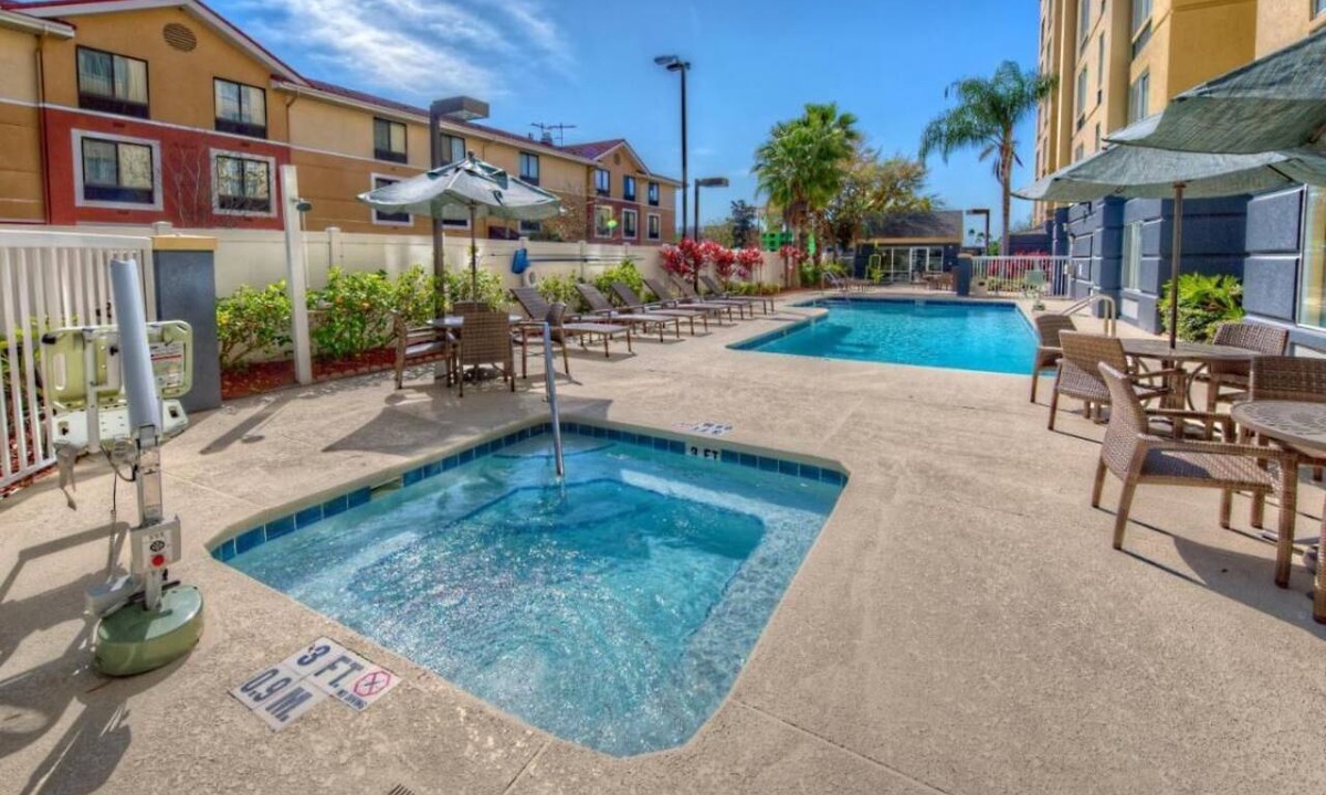 Florida Center Hotel | Your Orlando Adventure Starts Here! 2 Spacious Units, Swimming Pool + Breakfast!
