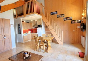 Charming Duplex Apartment for 5 with South-Facing Balcony, Fireplace, & Free WiFi in Chaillol
