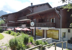 Cozy Duplex with Pool, Sleeps 4-5, Central Arêches-Beaufort, 50m from Shops and Slopes