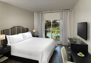 DISNEY ESCAPE, COMFY UNIT FOR 2! POOL!