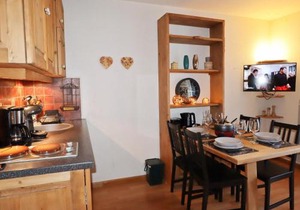 Studio rénové au centre avec balcon et parking - FR-1-624-106