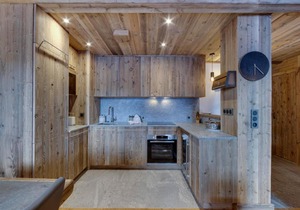 Superbe duplex 68m² avec cheminée, 2 chambres, parking intérieur, et services inclus à Val d'Isère - FR-1-567-46