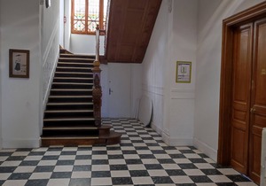T3 apartment in castle with pool and WIFI, pets allowed, 6 people
