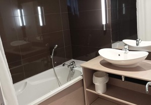 T3 apartment in castle with pool and WIFI, pets allowed, 6 people
