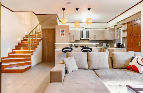 Gerakas Apartment | Lovehome - 4BD Villa with views-15mins to airport,10mins to MEC ΑΕ- 2mins to bus stop ,10mins to Suburban Railway on foot