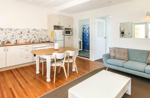 Burleigh Heads Apartment | 1 Bedroom Funky Beach Apartment Steps To The Beach