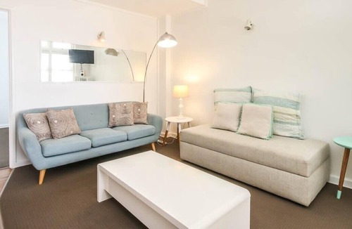 Burleigh Heads Apartment | 1 Bedroom Funky Beach Apartment Steps To The Beach