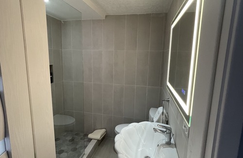 Falmouth House | 10 min drive to beach