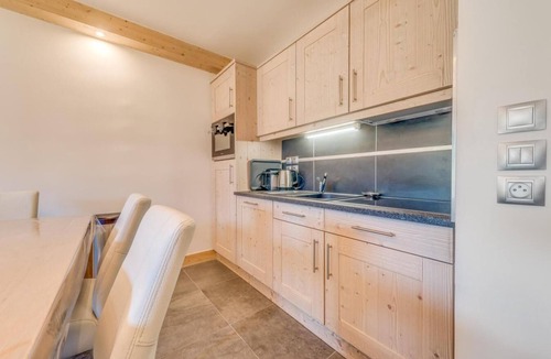 Champagny-en-Vanoise Apartment | 100m from resort center, 4th floor, balcony, parking, tv, ski locker, 57m², Champagny-en-Vanoise