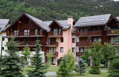La Salle-les-Alpes Apartment | 100m from resort center, 3rd floor, view mountain, tv, ski locker, 54m², Serre Chevalier