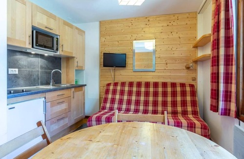 Meribel-Mottaret Apartment | 100m from resort center, 2nd floor, view mountain, balcony, tv, ski locker, 19m², Méribel-Mottaret