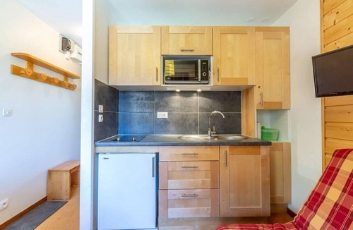 Meribel-Mottaret Apartment | 100m from resort center, 2nd floor, view mountain, balcony, tv, ski locker, 19m², Méribel-Mottaret