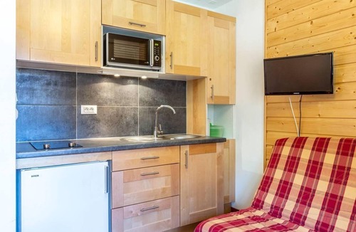 Meribel-Mottaret Apartment | 100m from resort center, 2nd floor, view mountain, balcony, tv, ski locker, 19m², Méribel-Mottaret