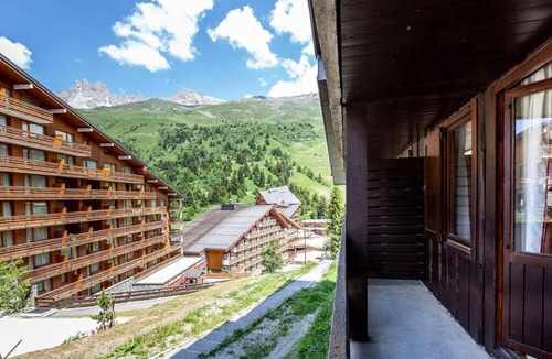 Meribel-Mottaret Apartment | 100m from resort center, 2nd floor, view mountain, balcony, tv, ski locker, 19m², Méribel-Mottaret