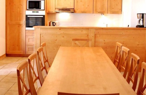 Les Bruyeres Apartment | 100m from shops, 1st floor, terrace, balcony, tv, ski locker, 105m², Les Menuires