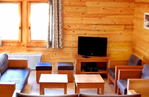 Les Bruyeres Apartment | 100m from shops, 1st floor, terrace, balcony, tv, ski locker, 105m², Les Menuires