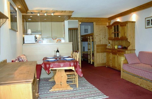 Tignes le Lac Apartment | 10m from resort center, 8th floor, view lake, balcony, tv, ski locker, 28m², Tignes