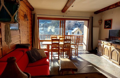 Saint-Martin-de-Queyrieres House | 110m² village house near ski resorts.