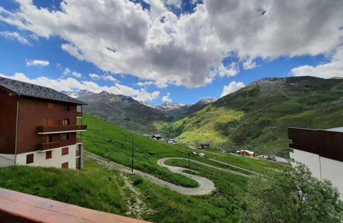 Les Menuires Apartment | 150m from shops, 2nd floor, balcony, tv, ski locker, 63m², Les Menuires