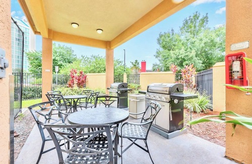 Florida Central Atlantic Coast Apartment | 1BR Condo Near Universal Studios w Pool & Hot Tub