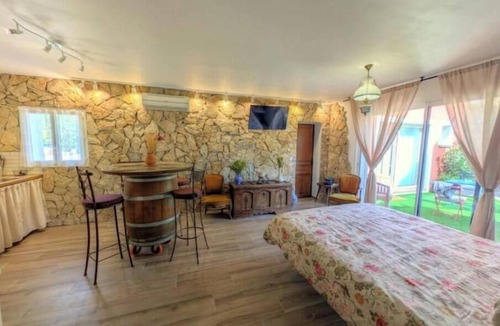 Le Cannet-des-Maures Bed & Breakfast | 2-bedroom apartment with terrace, shared pool & jacuzzi
