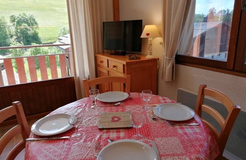 Le Chinaillon Apartment | 2-room apt for 5 with balcony & parking near slopes in Chinaillon