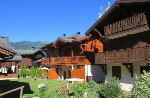 Les Houches Apartment | 2 room cabin apartment for 6, terrace, pets allowed