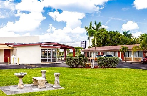 Florida City Hotel | 2-Star Hotel ∙ Econo Lodge Inn & Suites