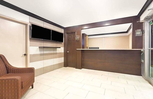 Florida City Hotel | 2-Star Hotel ∙ Econo Lodge Inn & Suites