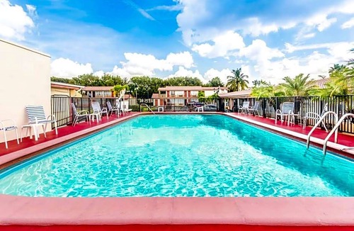 Florida City Hotel | 2-Star Hotel ∙ Econo Lodge Inn & Suites
