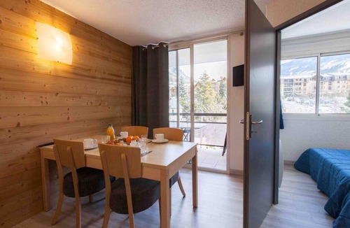 Briancon Apartment | 200m from resort center, 2nd floor, balcony, tv, ski locker, 31m², Serre Chevalier