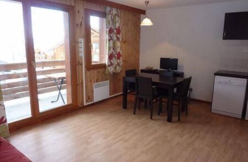 Les Orres Apartment | 200m from shops, 1st floor, view valley, swimming pool, sauna, hammam, balcony, ski locker, 33m²