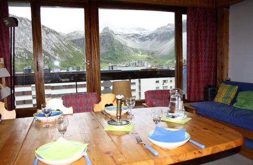 Tignes le Lac Apartment | 20m from resort center, 3rd floor, view lake, balcony, tv, ski locker, 70m², Tignes