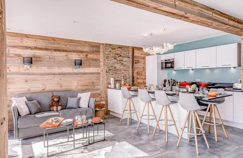 Tignes le Lac Apartment | 20m from resort center, 6th floor, view mountain/lake, balcony, tv, ski locker, 64m², Tignes