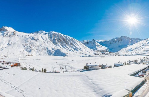 Tignes le Lac Apartment | 20m from resort center, 6th floor, view mountain/lake, balcony, tv, ski locker, 64m², Tignes
