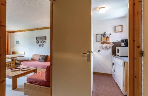 Meribel-Mottaret Apartment | 270m from shops, 1st floor, view ski slopes, balcony, tv, ski locker, 42m², Méribel-Mottaret