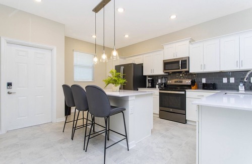 Kissimmee Condo | 2bd/2ba Brand new lake-view condo close to Disney