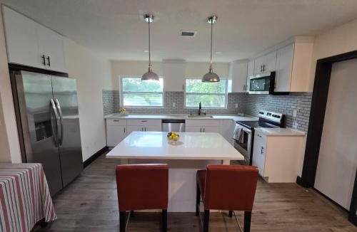 Heathrow Apartment | 2Bed 2Bath Lake Front Jewel