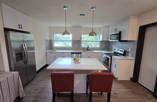 Heathrow Apartment | 2Bed 2Bath Lake Front Jewel