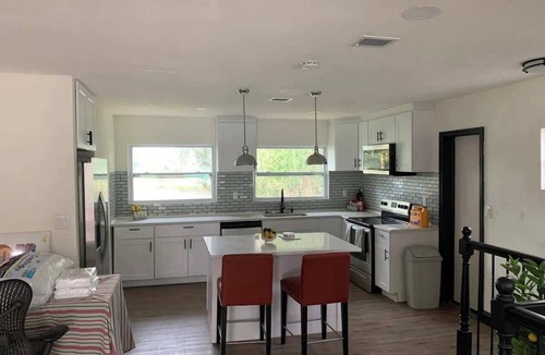 Heathrow Apartment | 2Bed 2Bath Lake Front Jewel