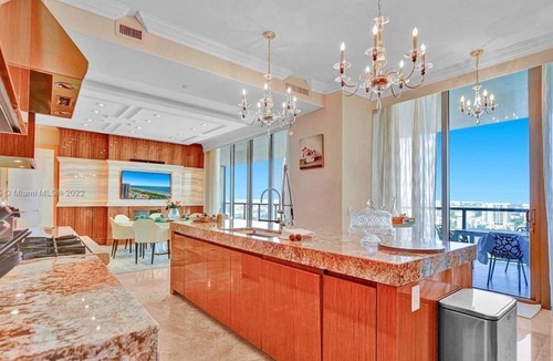 Bal Harbour Condo | 3 Bedroom Condo 440589 by Houzlet
