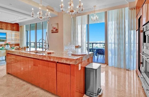 Bal Harbour Condo | 3 Bedroom Condo 440589 by Houzlet