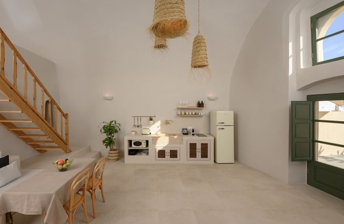 Megalochori Hotel | 3 bedroom Family Cave Apartment with terrace, by Element Suites