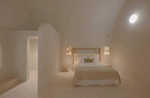 Megalochori Hotel | 3 bedroom Family Cave Apartment with terrace, by Element Suites