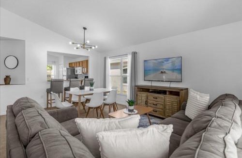 Lake Berkley House | 3 Bedrooms 2 Bathrooms Lake Berkley home