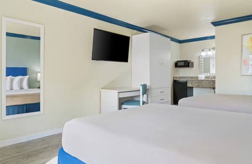 Florida Center Hotel | 3 Convenient Rooms w/2 Queens & Free Parking - Free Breakfast Included